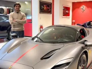 Carlos Sainz en un concesionario de Ferrari