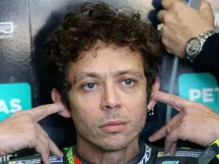 Valentino Rossi tapándose los oídos en el GP de España