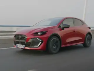 Pruebo y analizo en primera persona el Renault Clio 2026, un urbano más grande, más tecnológico y con un nuevo sistema híbrido de 158 CV que eleva el listón del segmento.