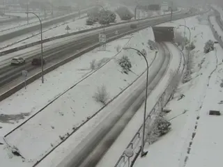 La A-6 completamente intransitable por la nieve.