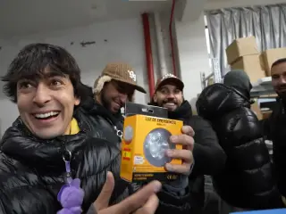 El youtuber Nil Ojeda sujetando una de las balizas V16 que se fabrican en China para vender en España.