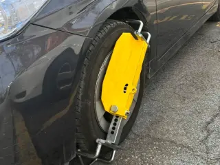 Coche inmovilizado con un cepo