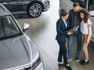 Dos personas en un concesionario