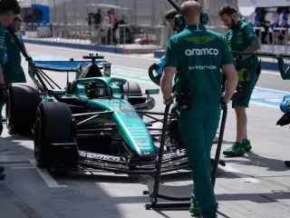 Los mecánicos de Aston Martin con el coche de Lance Stroll en Bahréin