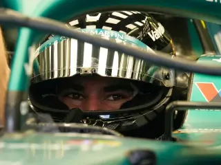 Lance Stroll preparándose para salir a pista durante los test de pretemporada en Baréin