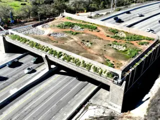 Imagen del puente que no se puede cruzar.