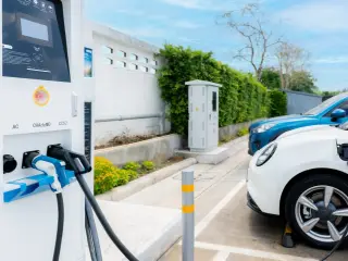Recargar un coche eléctrico en el mismo tiempo que se reposta gasolina.