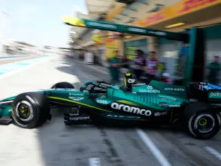 Fernando Alonso saliendo de boxes durante la pretemporada de 2026