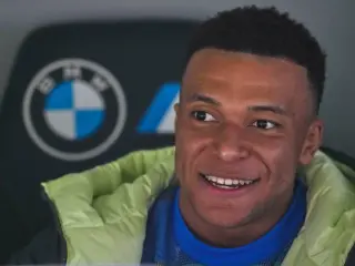 Kylian Mbappé, con el logo de BMW detrás, en el banquillo del Real Madrid