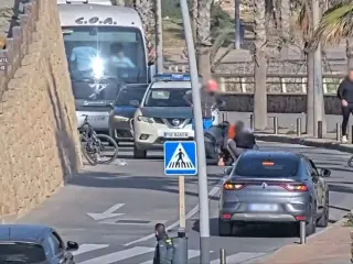 Agentes reanimando a un ciclista inconsciente en Melilla