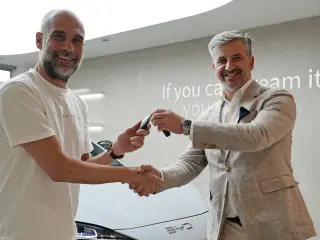 Pep Guardiola junto al director general de BYD, Alberto de Aza.
