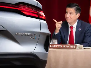 Bernie Moreno, senador Republicano, junto a un modelo de BYD.