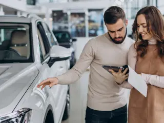 Un hombre en un concesionario comprando coche eléctrico