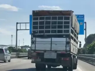 Imagen del camión interceptado por la Guardia Civil