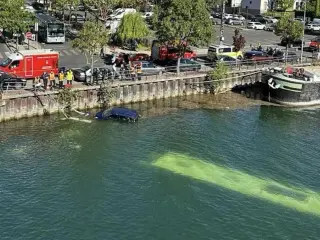 Un autobús ha terminado hundido en el Sena.