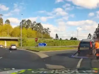 Los agentes de la Guardia Civil multan a un conductor circulando en sentido contrario.