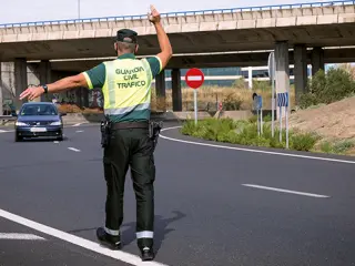 La Guardia Civil multa a un conductor.