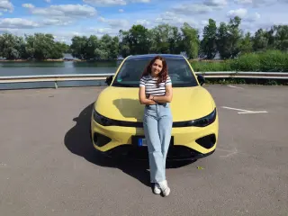 Nuestra compañera Lidia Vega junto al Leapmotor B05.