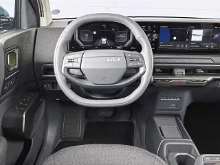Cockpit ordenado y decentemente acabado, como ya empieza a ser norma en Kia.