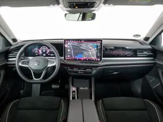 Un cockpit con acabados de calidad, y bien equipado. Manejo multimedia algo engorroso.