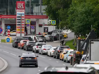 Larga cola en una gasolinera Lukoil de Moscú.