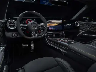 Cockpit deportivo con mucho aluminio, cuero y carbono.