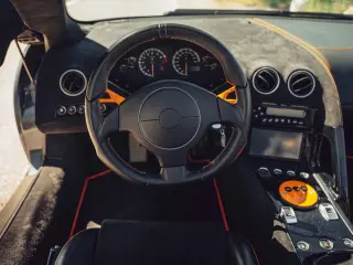 Un cockpit claro y conciso. Dirigido a la conducción pura.
