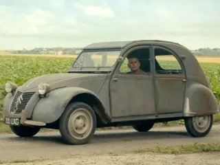 Chris Harris con un Citroën 2CV en Top Gear