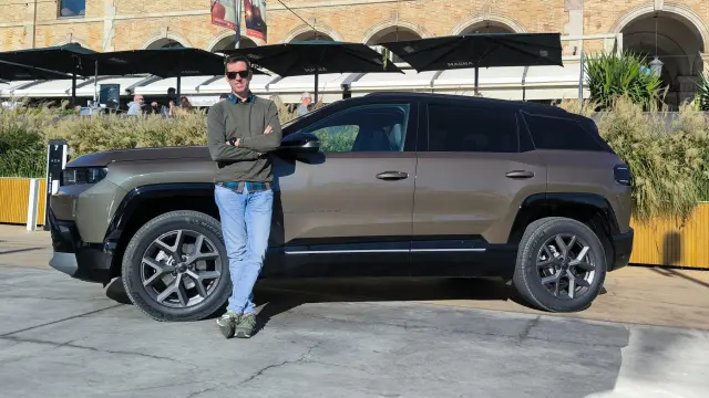 Un Jeep Compass 2026 eHybrid, un mild hybrid de 145 CV que se muede mover en modo eléctrico.