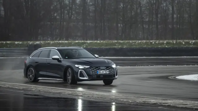 Audi S5 con el modo Dynamic Plus de conducción en Neuburg (Alemania)