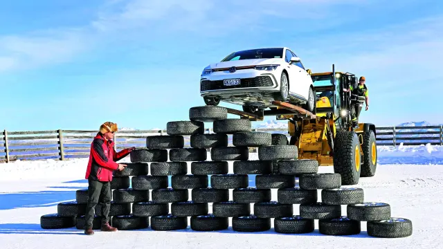 Hemos probado 30 modelos diferentes en medida 225/40 R 18 con un Volkswagen Golf GTI.