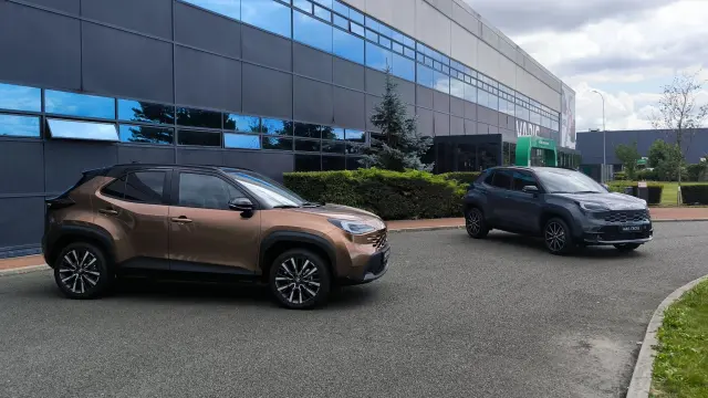 Este Yaris Cross está pintado en Precious Bronze, el otro nuevo tono en la gama 2026.
