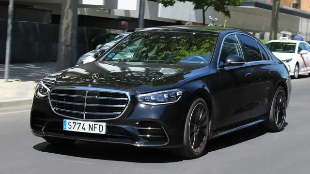 El Mercedes S 450e puede hacer 106 km en modo eléctrico. Es complicado llegar a 90 reales, pero es un buen dato.