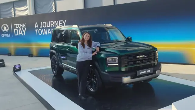 Nuestra compañera Lidia Vega junto al nuevo GWM Haval H7.