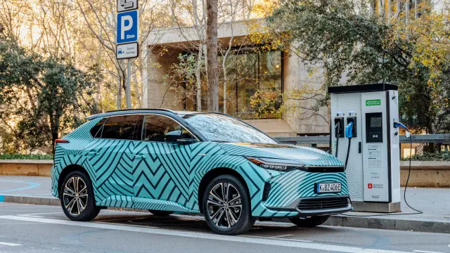 Las baterías del Toyota bZ4X, de 71,4 kWh, se recargan al 80% en 30 minutos de recarga a 150 kW