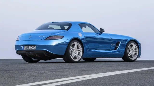 Cinco coches eléctricos extremos Mercedes SLS Electric Drive zaga