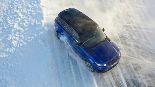Range Rover Sport SVR sobre hielo