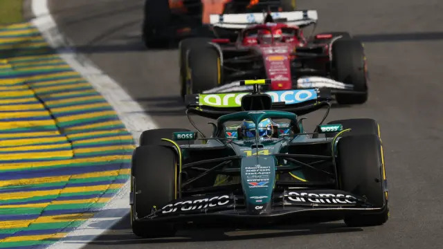 Fernando Alonso durante la carrera al sprint del GP de Brasil 2025