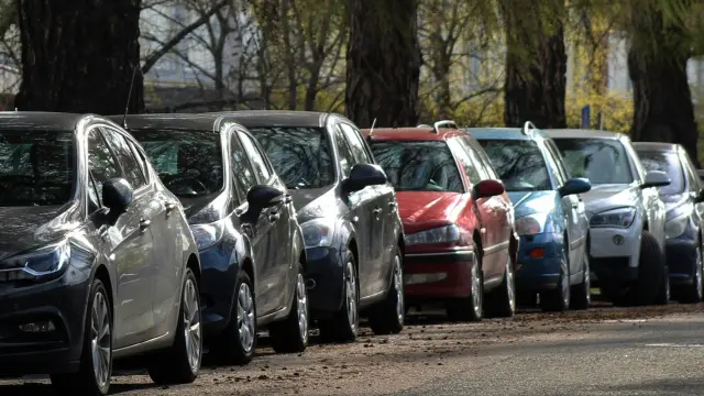 Coches aparcados en cordón