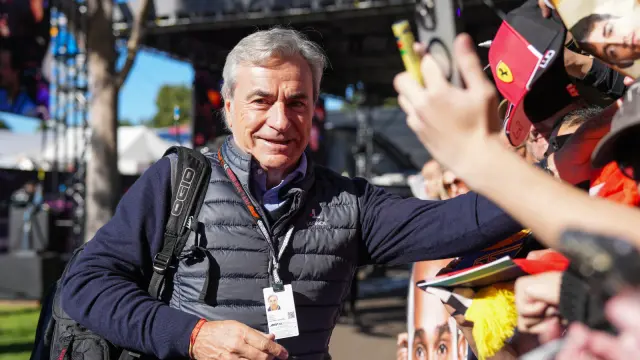 Carlos Sainz durante el Gran Premio de España 2024 saludando a los fans