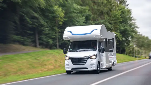 Furgoneta transcurre por una carretera de un único sentido