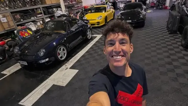 Aleix Espargaró, feliz con sus tres modelos de Porsche