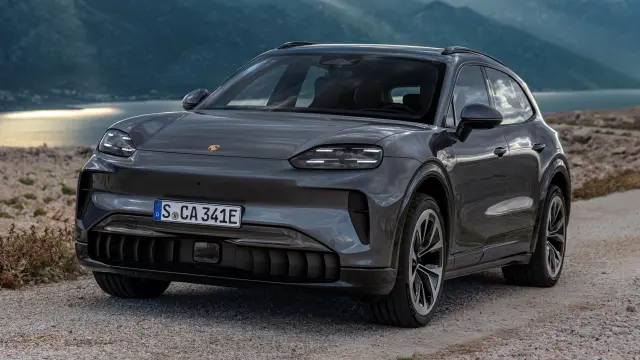 Delante los faros son de una sola pieza con la típica firma lumínica de los Porsche de última generación