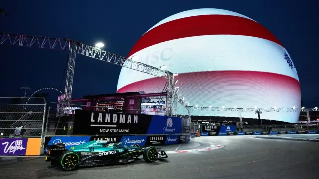 Fernando Alonso durante los Libres 1 del GP de Las Vegas 2025