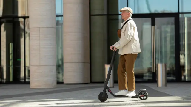 Hombre subido a un patinete eléctrico