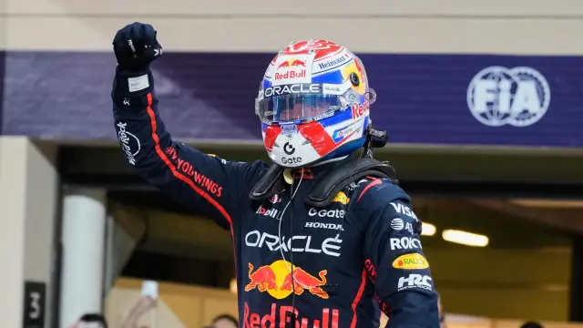 Max Verstappen celebrando la pole del GP de Abu Dhabi 2025