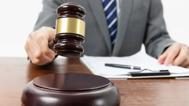 Un abogado con un mazo en la sentencia de un juicio