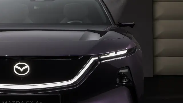 Las luces del frontal del Mazda CX-6e.