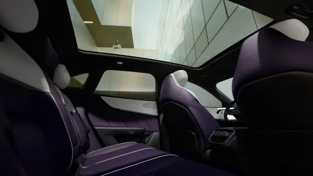 El interior del Mazda CX-6e, en el color amatista.