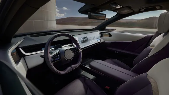 El salpicadera del Mazda CX-6e, cubierto con la pantalla de 26 pulgadas.